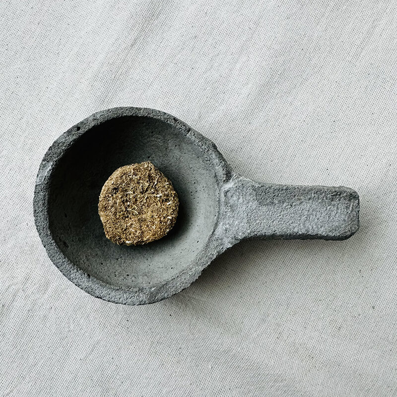 Incensário de Cimento Pequeno feitO A mão - Sagrada Madre.