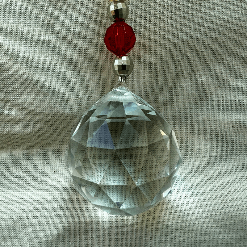 Móbile de cristal multifacetado.