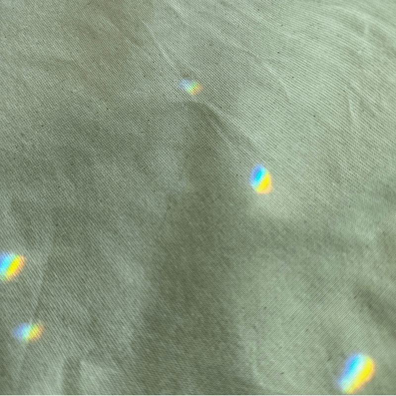 Móbile de cristal multifacetado.