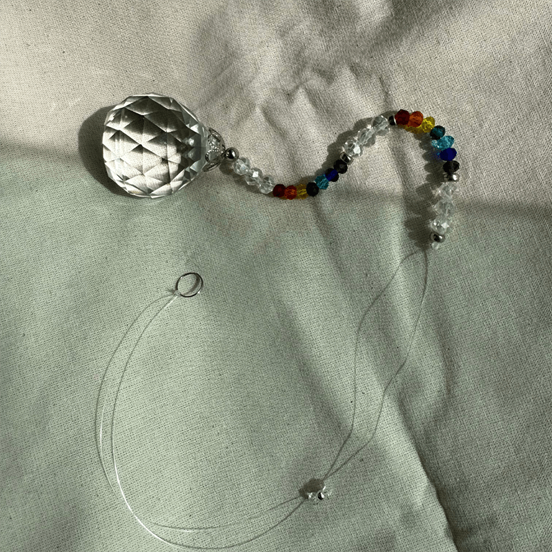 Móbile de cristal multifacetado.